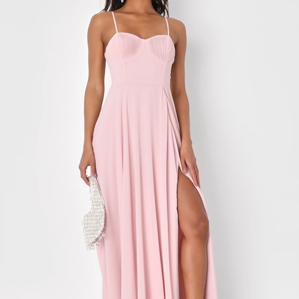 Lulu’s light pink dress